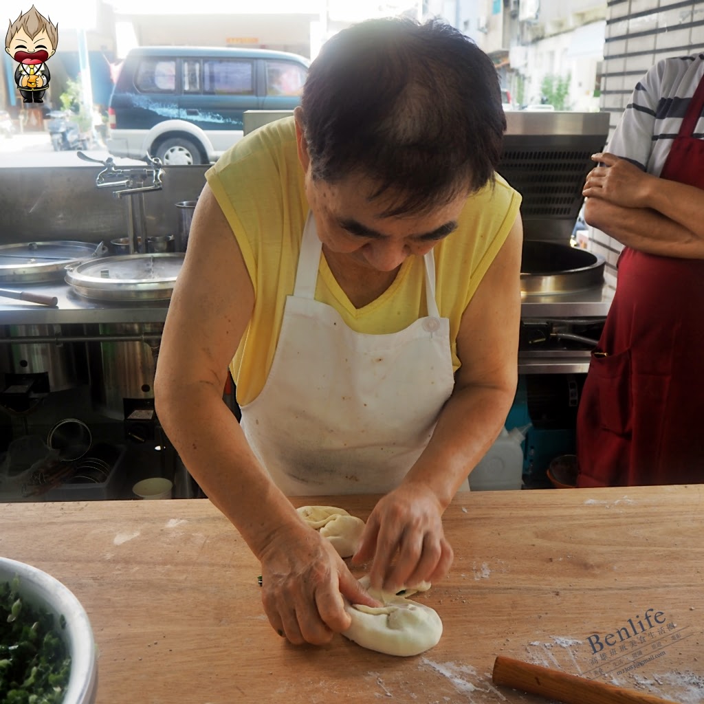 【高雄美食】金牌蔥油餅王師傅 與老正興可樂哥聯手打造 滿滿蔥花配著酥脆餅皮很犯規 配個酸辣湯解決午餐煩惱