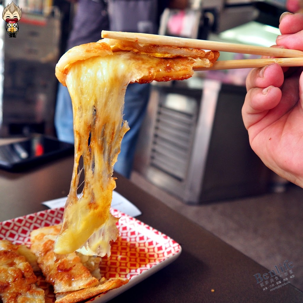 【高雄美食】萬川晨食 早上來份超脆皮粉漿蛋餅 一整天的能量都儲備好啦 一開門就吸引排隊人潮 最推牽絲又爆漿的療癒起司蛋餅