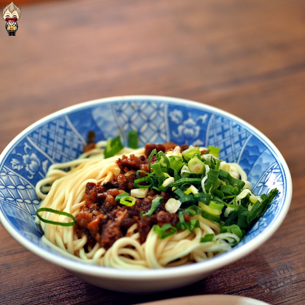 【台南美食】雲手麥面 安平觀光區避開人潮的平價好乾麵 聾人也有廚藝好功夫 銅板價之外還附贈青菜湯 滷菜一定要來份黑輪片加海帶 市長也曾是座上賓