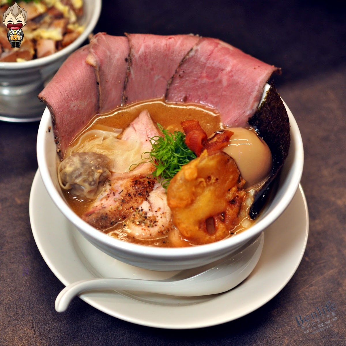 高雄美食】初代花山拉麵高雄最新牛骨白湯拉麵開張2023/9/26試營運就有不少人潮朝聖雞牛雙叉燒搭配鮮蝦餛飩濃郁湯頭搭上中粗麵