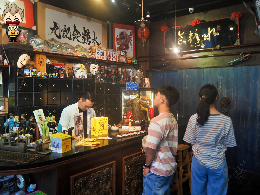 【高雄美食】九記食糖水 文化中心旁的黃金屋 走進裡面吃碗費工而成的糖水 欣賞各種老闆的收藏 霓虹燈 李小龍都藏身之中