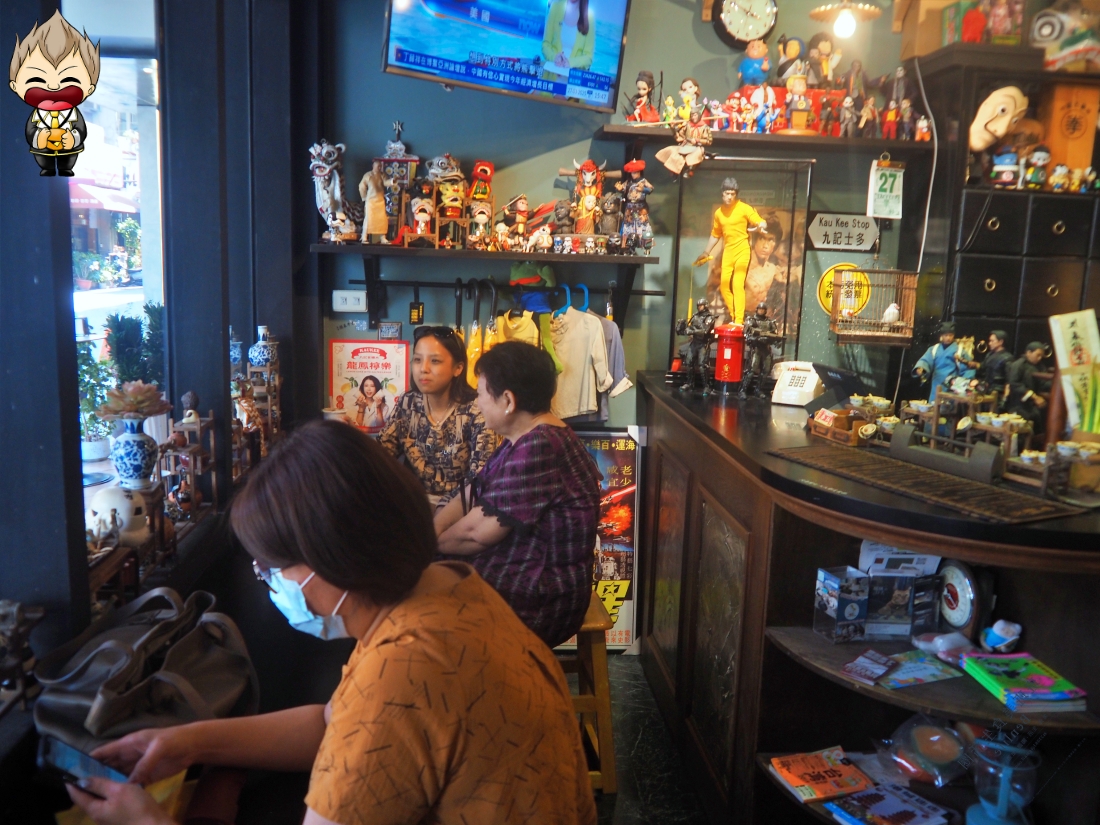 【高雄美食】九記食糖水 文化中心旁的黃金屋 走進裡面吃碗費工而成的糖水 欣賞各種老闆的收藏 霓虹燈 李小龍都藏身之中