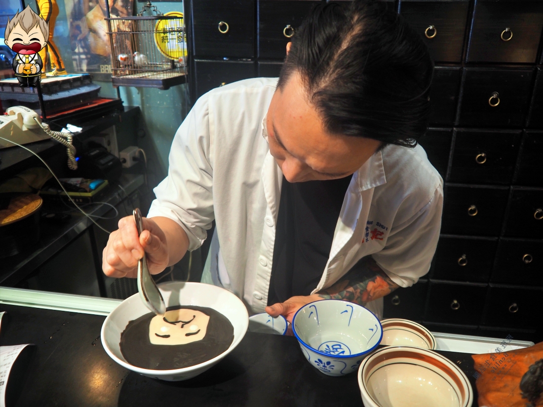 【高雄美食】九記食糖水 文化中心旁的黃金屋 走進裡面吃碗費工而成的糖水 欣賞各種老闆的收藏 霓虹燈 李小龍都藏身之中