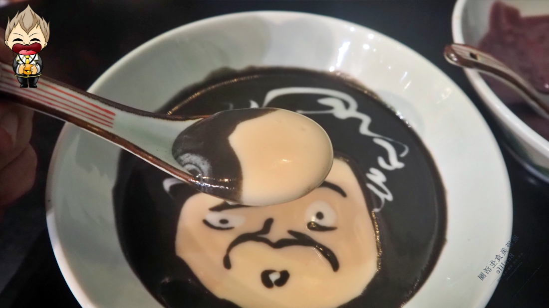 【高雄美食】九記食糖水 文化中心旁的黃金屋 走進裡面吃碗費工而成的糖水 欣賞各種老闆的收藏 霓虹燈 李小龍都藏身之中