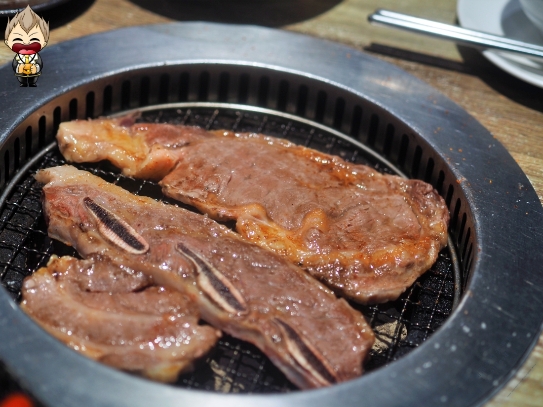 【高雄美食】秘町無煙炭火燒肉七賢店 社長之宴爽吃美國安格斯肋眼牛排 依比利豬梅花豬排 蔥鹽牛舌 桂丁雞松坂肉 還有多款冰淇淋讓你選擇性障礙