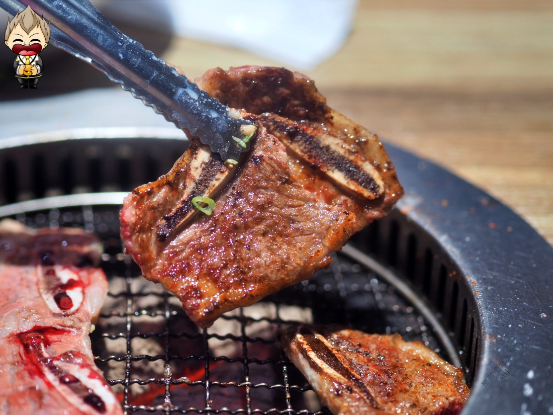 【高雄美食】秘町無煙炭火燒肉七賢店 社長之宴爽吃美國安格斯肋眼牛排 依比利豬梅花豬排 蔥鹽牛舌 桂丁雞松坂肉 還有多款冰淇淋讓你選擇性障礙