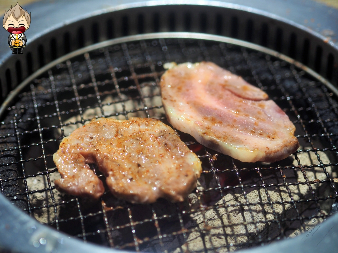 【高雄美食】秘町無煙炭火燒肉七賢店 社長之宴爽吃美國安格斯肋眼牛排 依比利豬梅花豬排 蔥鹽牛舌 桂丁雞松坂肉 還有多款冰淇淋讓你選擇性障礙
