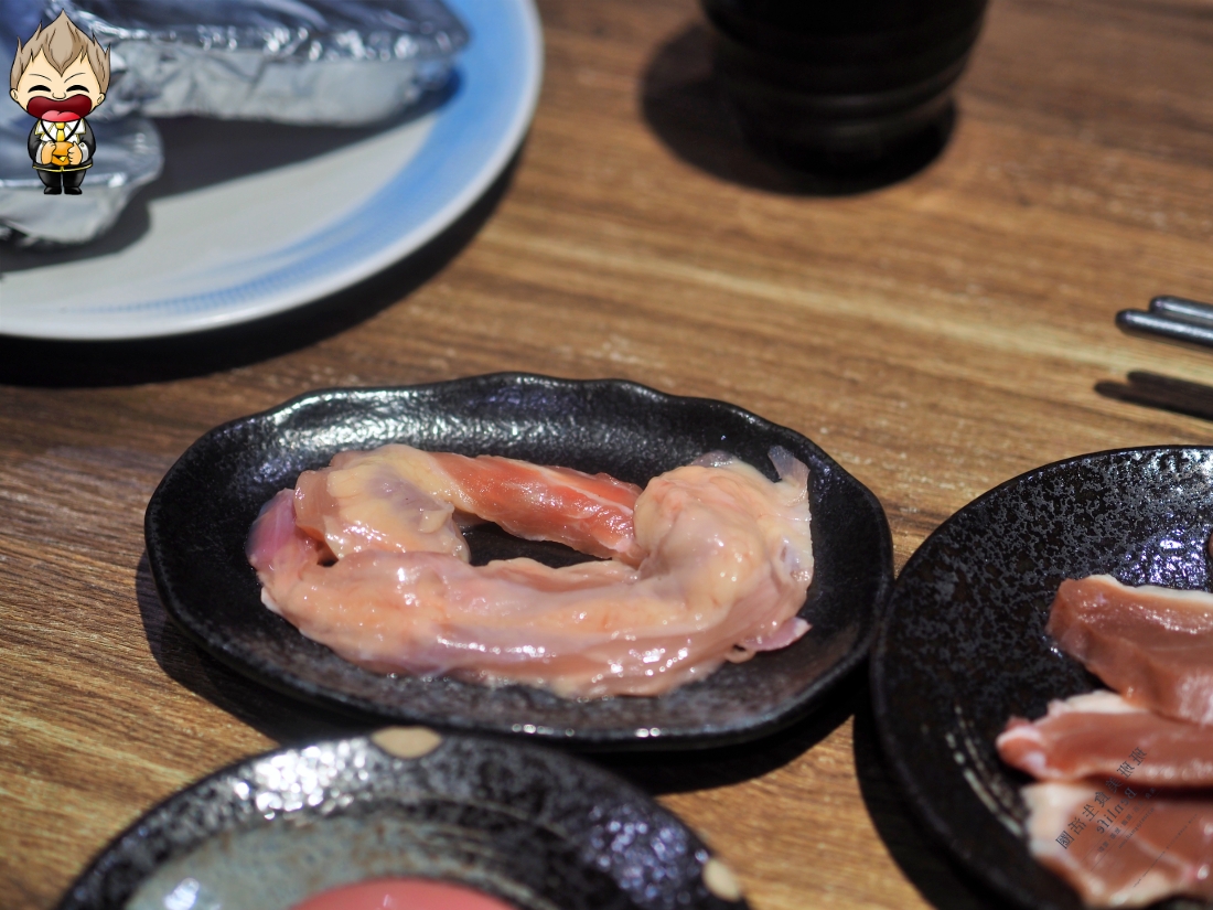 【高雄美食】秘町無煙炭火燒肉七賢店 社長之宴爽吃美國安格斯肋眼牛排 依比利豬梅花豬排 蔥鹽牛舌 桂丁雞松坂肉 還有多款冰淇淋讓你選擇性障礙