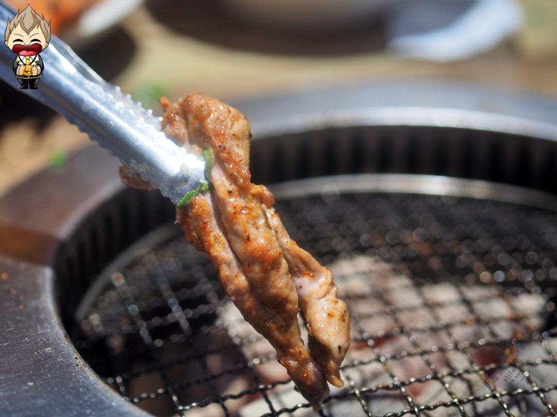 【高雄美食】秘町無煙炭火燒肉七賢店 社長之宴爽吃美國安格斯肋眼牛排 依比利豬梅花豬排 蔥鹽牛舌 桂丁雞松坂肉 還有多款冰淇淋讓你選擇性障礙
