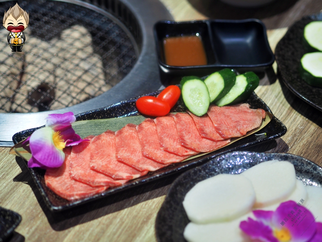 【高雄美食】秘町無煙炭火燒肉七賢店 社長之宴爽吃美國安格斯肋眼牛排 依比利豬梅花豬排 蔥鹽牛舌 桂丁雞松坂肉 還有多款冰淇淋讓你選擇性障礙