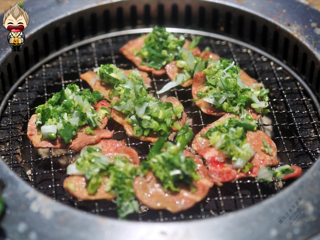 【高雄美食】秘町無煙炭火燒肉七賢店 社長之宴爽吃美國安格斯肋眼牛排 依比利豬梅花豬排 蔥鹽牛舌 桂丁雞松坂肉 還有多款冰淇淋讓你選擇性障礙