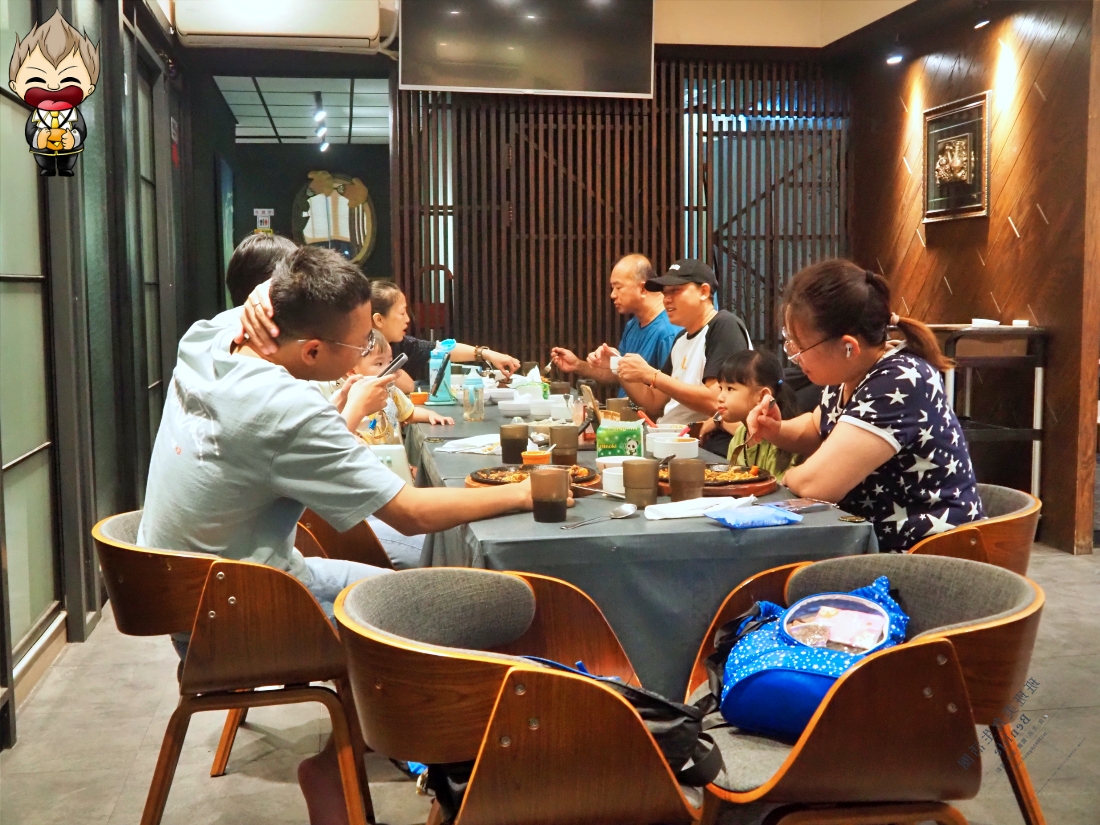 【高雄美食】驚蟄洋食坊 100%原塊肉定勝負 誰說平價牛排不能很美味 自助吧也品質顧得很好 沒有濫竽充數的呈現 附近還有公有停車場很方便 2025最新菜單優惠