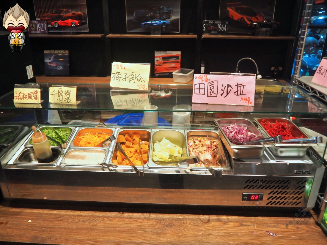 【高雄美食】驚蟄洋食坊 100%原塊肉定勝負 誰說平價牛排不能很美味 自助吧也品質顧得很好 沒有濫竽充數的呈現 附近還有公有停車場很方便 2025最新菜單優惠