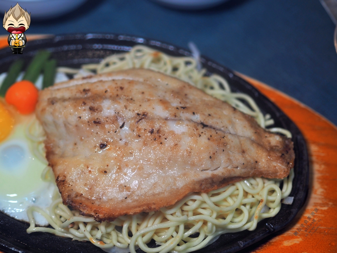 【高雄美食】驚蟄洋食坊 100%原塊肉定勝負 誰說平價牛排不能很美味 自助吧也品質顧得很好 沒有濫竽充數的呈現 附近還有公有停車場很方便 2025最新菜單優惠