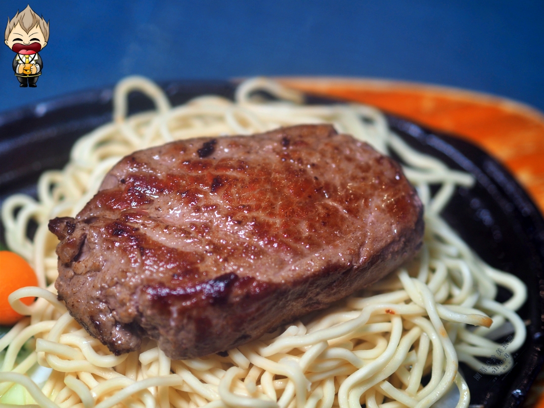 【高雄美食】驚蟄洋食坊 100%原塊肉定勝負 誰說平價牛排不能很美味 自助吧也品質顧得很好 沒有濫竽充數的呈現 附近還有公有停車場很方便 2025最新菜單優惠