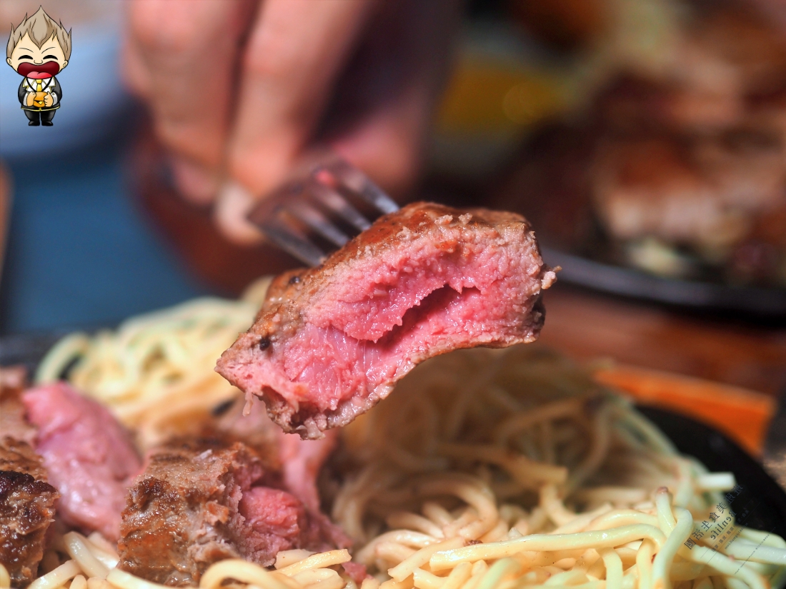 【高雄美食】驚蟄洋食坊 100%原塊肉定勝負 誰說平價牛排不能很美味 自助吧也品質顧得很好 沒有濫竽充數的呈現 附近還有公有停車場很方便 2025最新菜單優惠