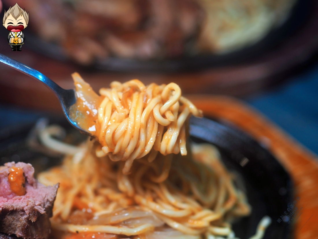 【高雄美食】驚蟄洋食坊 100%原塊肉定勝負 誰說平價牛排不能很美味 自助吧也品質顧得很好 沒有濫竽充數的呈現 附近還有公有停車場很方便 2025最新菜單優惠