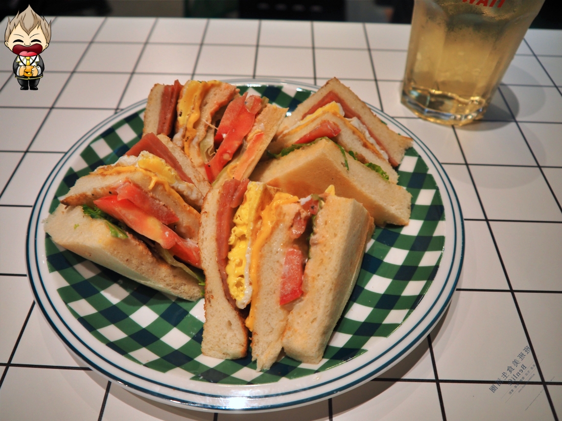 【高雄美食】喜福戲院早午餐商行 回到未來就掛在門口 走進店裡有著滿滿懷舊元素 讓你美拍之外 更可以吃上一頓有飽足的早午餐