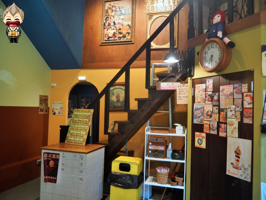 【高雄美食】喜福戲院早午餐商行 回到未來就掛在門口 走進店裡有著滿滿懷舊元素 讓你美拍之外 更可以吃上一頓有飽足的早午餐