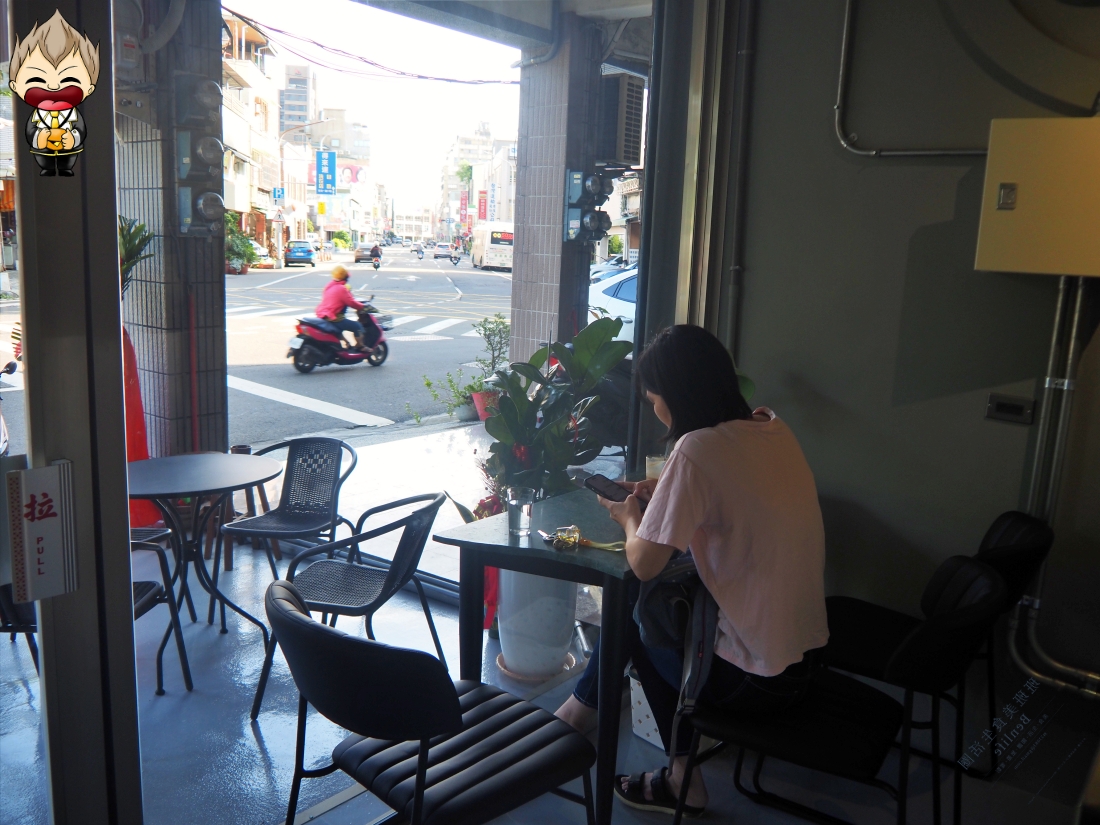 【高雄美食】隔間咖啡 原先是汽車保養廠 化身質感咖啡廳 2025年8月開幕 法式烤布蕾配上一杯拿鐵 美好午後時光 寵物友善咖啡廳