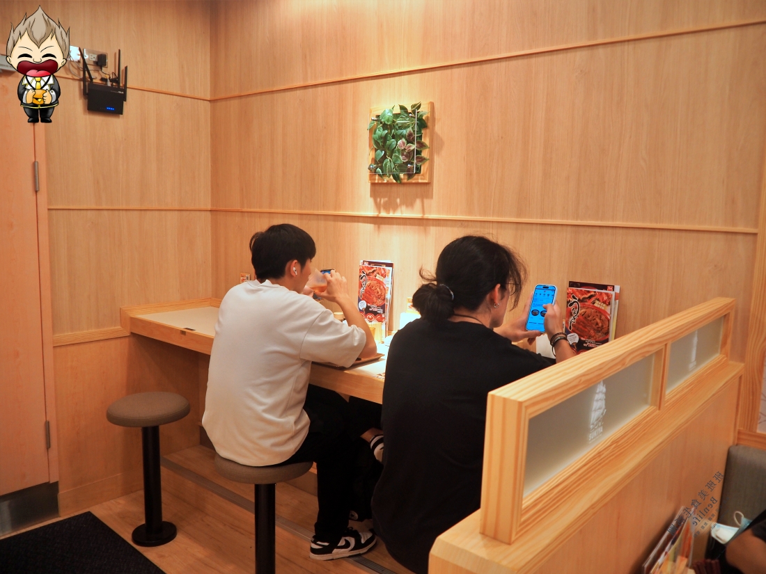 【高雄美食】SUKIYA すき家高雄站前店 插旗高雄第4家店 有兩樓用餐區 最喜歡點肉大碗 尖峰時刻常常客滿排隊 內附完整菜單
