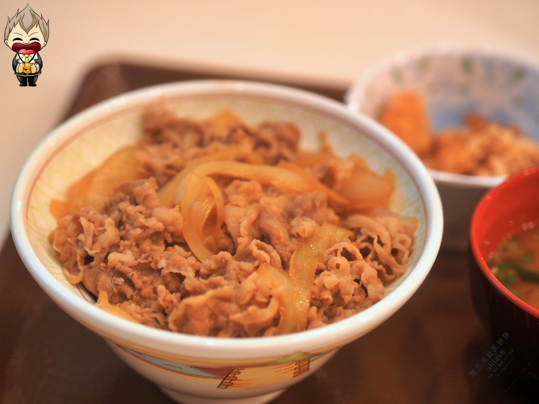 【高雄美食】SUKIYA すき家高雄站前店 插旗高雄第4家店 有兩樓用餐區 最喜歡點肉大碗 尖峰時刻常常客滿排隊 內附完整菜單