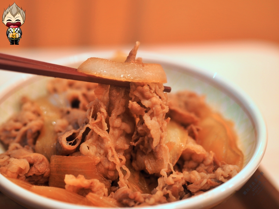 【高雄美食】SUKIYA すき家高雄站前店 插旗高雄第4家店 有兩樓用餐區 最喜歡點肉大碗 尖峰時刻常常客滿排隊 內附完整菜單