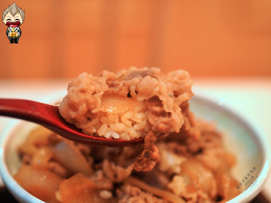 【高雄美食】SUKIYA すき家高雄站前店 插旗高雄第4家店 有兩樓用餐區 最喜歡點肉大碗 尖峰時刻常常客滿排隊 內附完整菜單