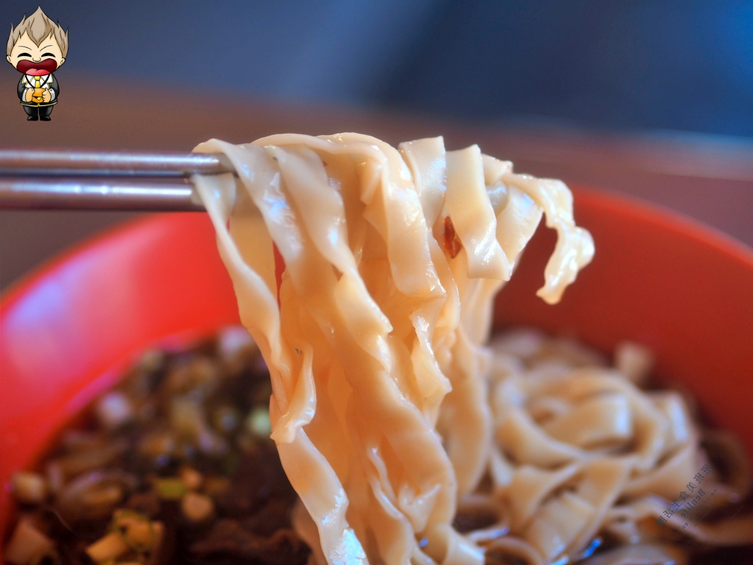 【高雄美食】旗津吉祥街牛肉麵 湯頭清甜帶中藥香 搭配酸菜超開胃 牛肝小菜，淋點烏醋超香