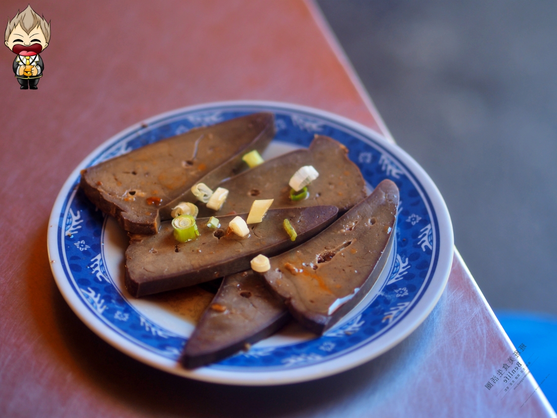 【高雄美食】旗津吉祥街牛肉麵 湯頭清甜帶中藥香 搭配酸菜超開胃 牛肝小菜，淋點烏醋超香