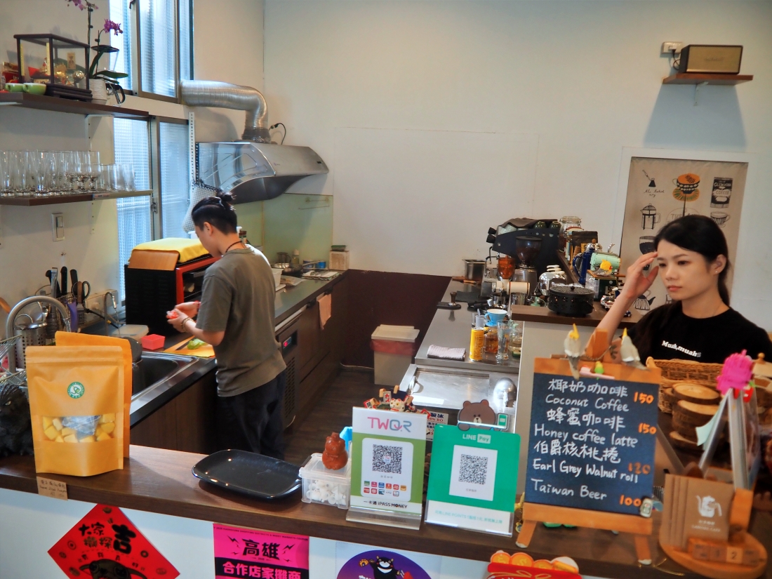 【高雄旅遊】蓮潭泮水荷香x龍虎任我行 從早吃到晚 從燒餅到漢堡 咖啡廳喝下午茶 青草茶透心涼 18 【高雄旅遊】蓮潭泮水荷香x龍虎任我行 從早吃到晚 從燒餅到漢堡 咖啡廳喝下午茶 青草茶透心涼