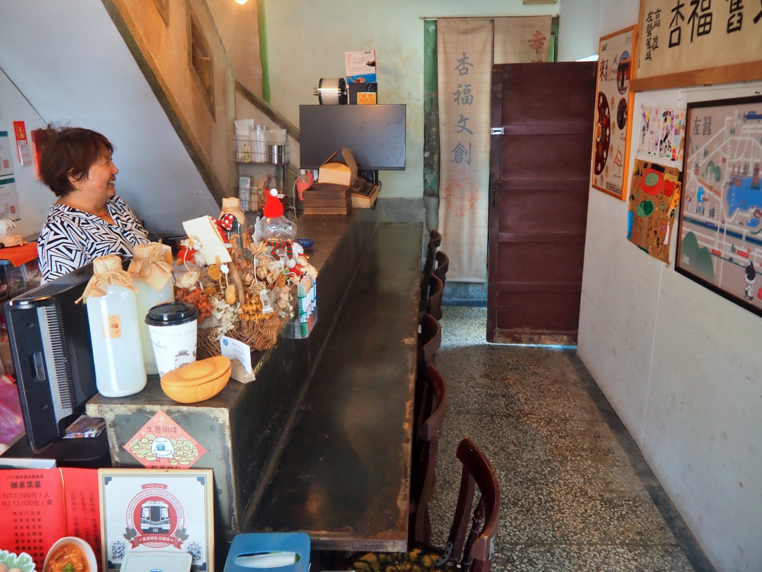 【高雄旅遊】蓮潭泮水荷香x龍虎任我行 從早吃到晚 從燒餅到漢堡 咖啡廳喝下午茶 青草茶透心涼 34 【高雄旅遊】蓮潭泮水荷香x龍虎任我行 從早吃到晚 從燒餅到漢堡 咖啡廳喝下午茶 青草茶透心涼